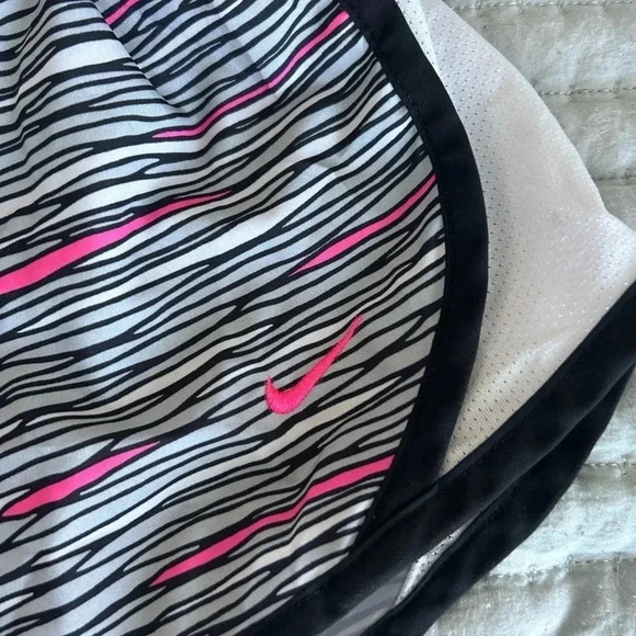 YOUTH size small Nike shorts. Used, excellent condition - Picture 4 of 4